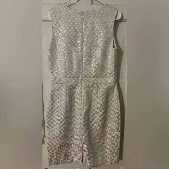 BANANA REPUBLIC Size 8 WHITE with Shimmering SILVER sleeveless
dress - Picture 2 of 7